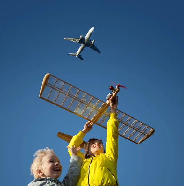 Kinder spielen mit einer Modell-Segelflugzeug — Stockfoto