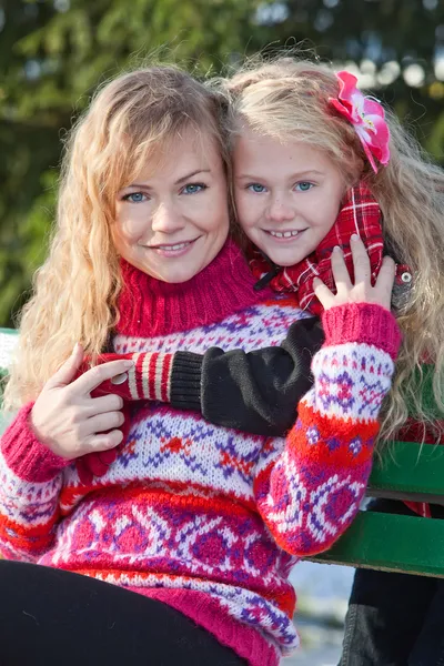 Madre e figlia nel parco in inverno — Foto Stock