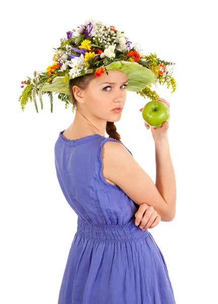 Vacker flicka med blommor och äpple — Stockfoto