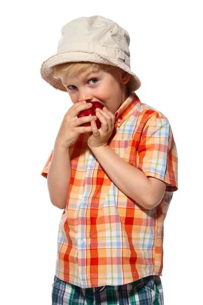 Jongen eet een appel — Stockfoto