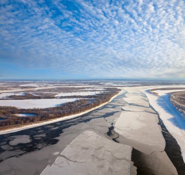 Yüzen buz kütleleri ile büyük Nehri
