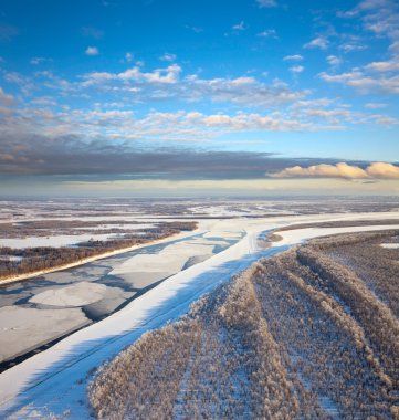 Yüzen buz kütleleri ile büyük Nehri