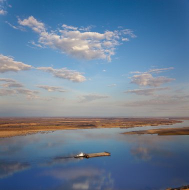 nehir ve büyük bulutlar manzara