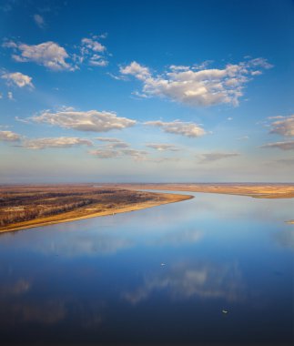 nehir ve büyük bulutlar manzara