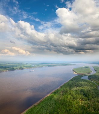 nehir ve büyük bulutlar manzara