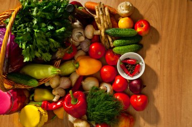 Taze sebzeler masada.