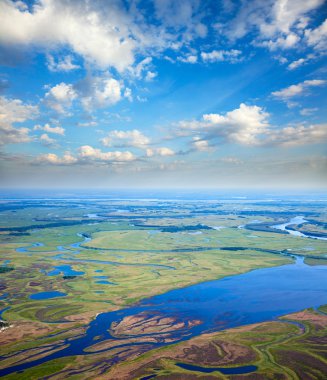 düz Nehri üzerinde sakin gün yaz