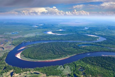 Beyaz bulutların altında orman Nehri