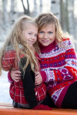 Anne ve kızı kışın Park