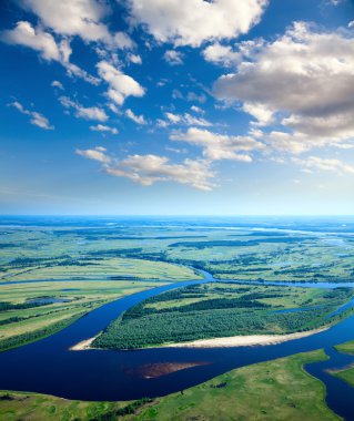 düz Nehri üzerinde sakin gün yaz