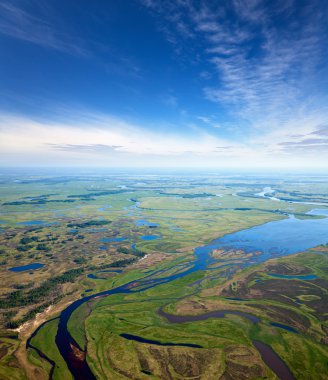 düz Nehri üzerinde sakin gün yaz