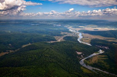 Nehrin yeşil orman ovasındaki görüntüsü...