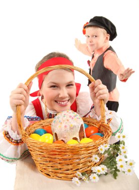 kız ve oğlan Paskalya yumurtaları ve tatil pasta