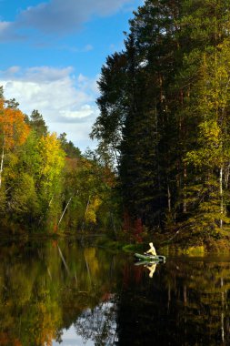 balıkçı tekne içinde orman göl sonbahar olduğunu.