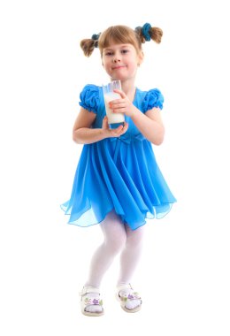 bir bardak süt ile gülümseyen kız