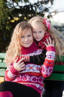 Anne ve kızı kışın Park