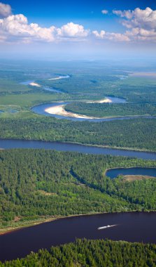 Beyaz bulutların altında orman Nehri