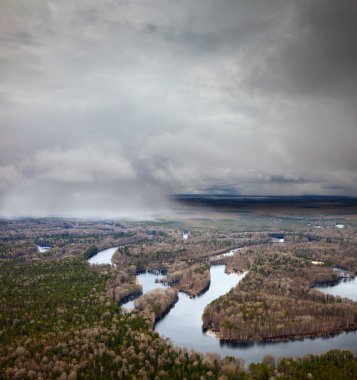 Orman Nehri üzerinde düşen kar