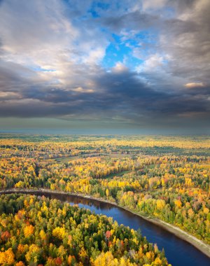 akşam bulutlar altında ormanının Nehri