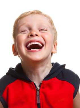 küçük çocuk gülüyor