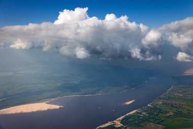 büyük bulutlar üzerinde Nehri