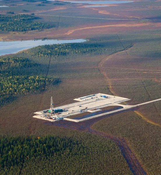 Vista dall'alto olio rig presso un campo petrolifero — Foto Stock