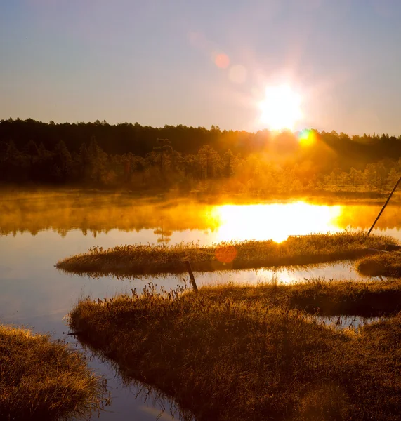 Coucher de soleil sur le lac — Photo