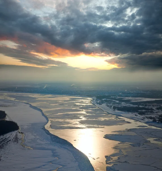 Yüzen buz kütleleri büyük Nehri üzerinde geliyor. — Stok fotoğraf