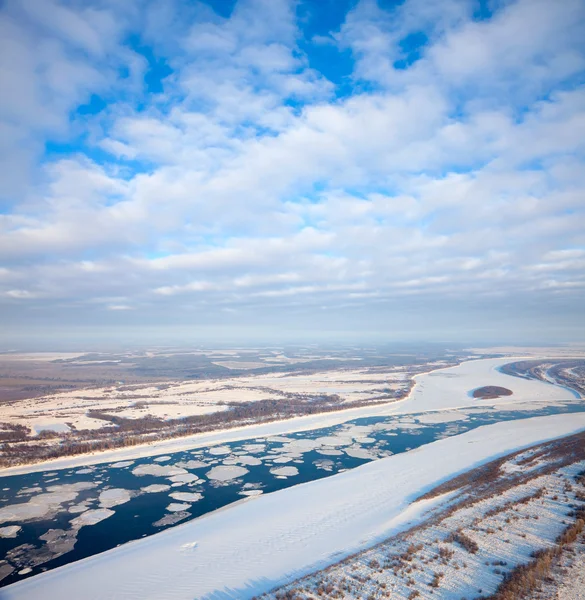 Voorjaar van het drijven van ijs op de grote rivier — Stockfoto