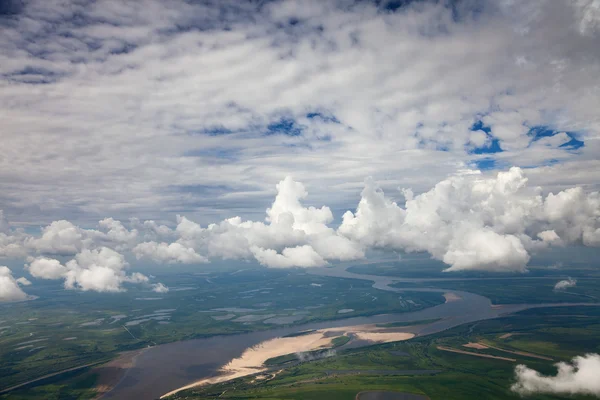 Witte wolken boven grote rivier — Stockfoto