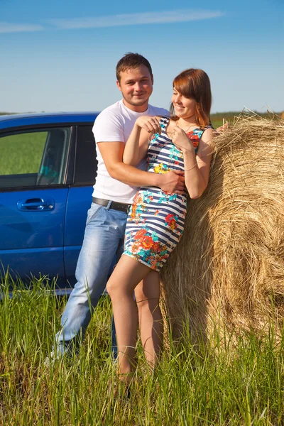 Kille och tjej vilar på ängen. — Stockfoto