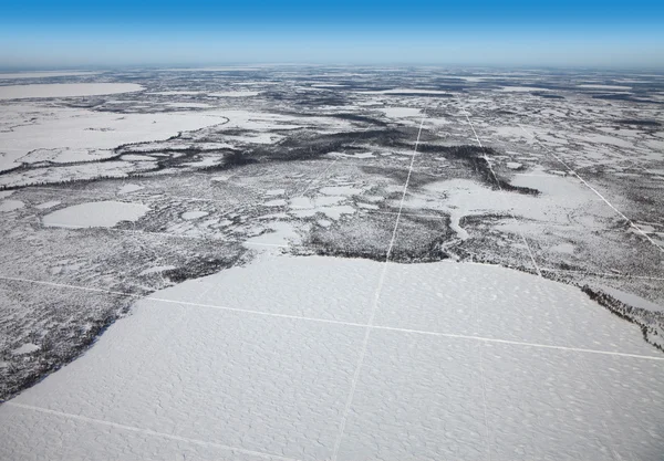 Widok z lotu ptaka nad bezgraniczną tundry w zimie — Zdjęcie stockowe