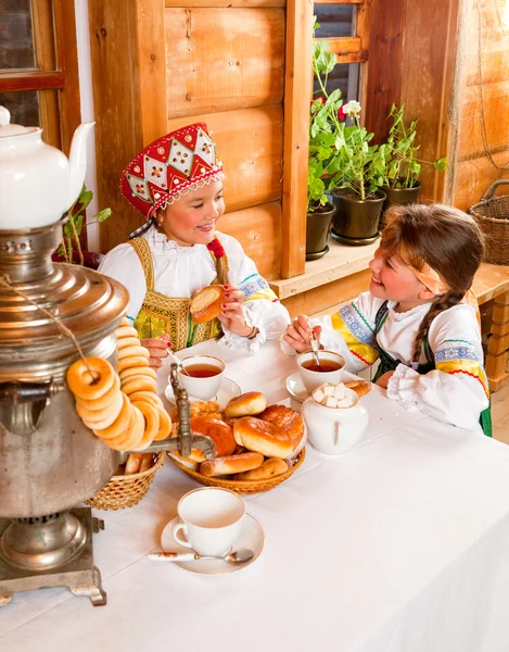 Eski tarzda giysili iki kız — Stok fotoğraf