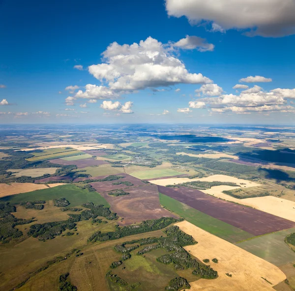 Veduta aerea della campagna con campi coltivati — Foto Stock