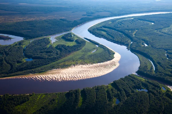 Вид зверху на лісову річку — стокове фото