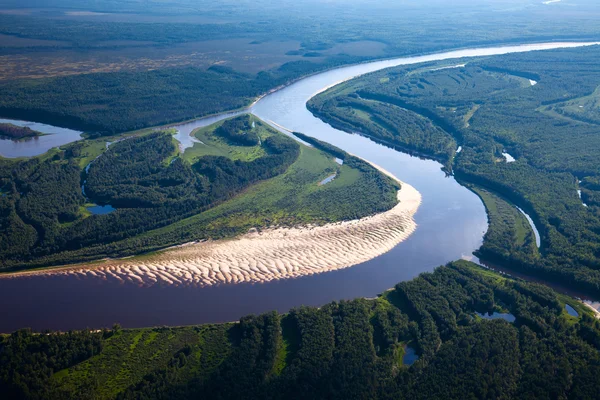 Blick von oben auf den Waldfluss — Stockfoto