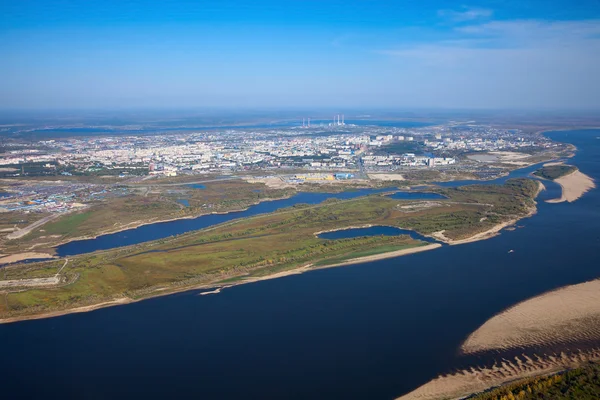 Flygfoto över en stor flod och staden — Stockfoto