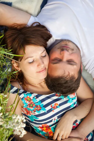 Pareja joven enamorada — Foto de Stock