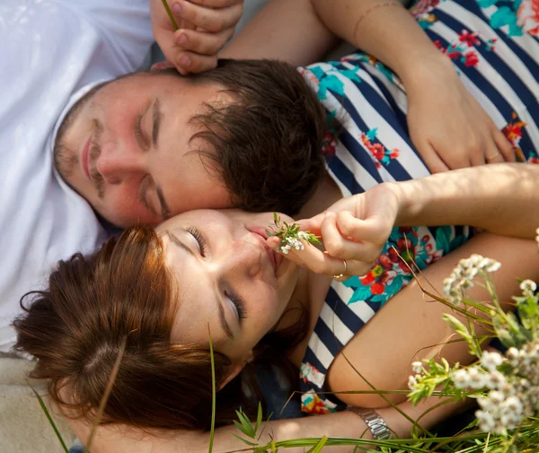 Pareja joven enamorada — Foto de Stock