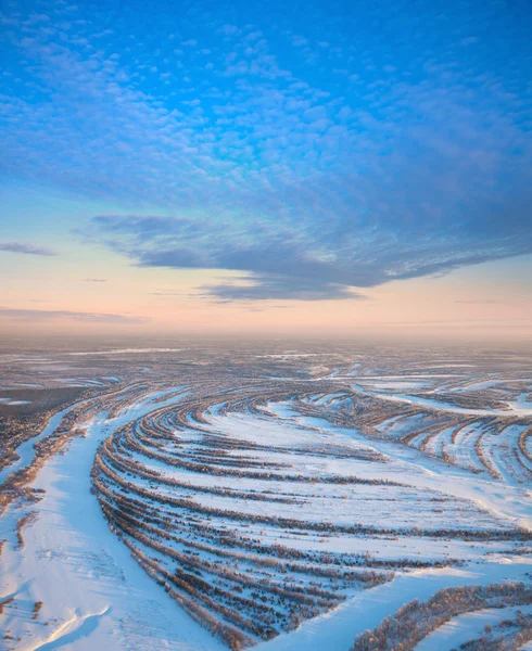 Frostig morgon över skogen utrymmen med floden — Stockfoto