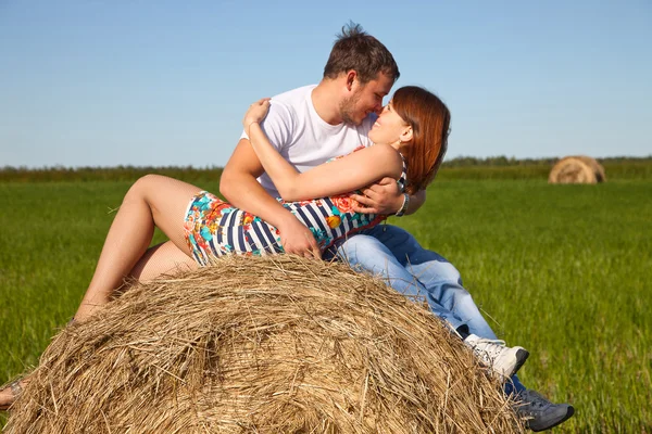 男孩和女孩在草地上休息. — 图库照片