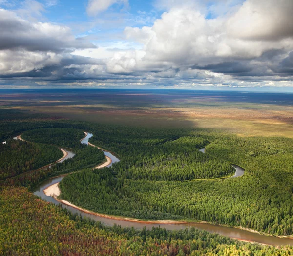 Пейзаж с рекой и облаками — стоковое фото