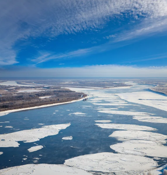 Banquise flottante sont à la dérive sur le grand fleuve — Photo