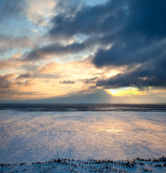 Sunset above frozen lake — Stock Photo, Image