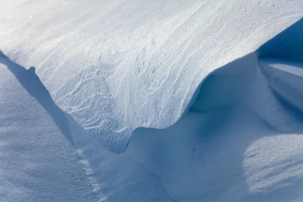 La nieve se arrastra a la luz del sol —  Fotos de Stock