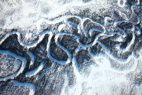 Luchtfoto uitzicht op de rivier van het bos in de winter — Stockfoto