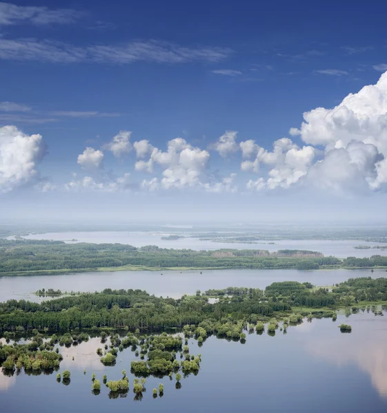 Nuages au-dessus de la plaine inondée — Photo