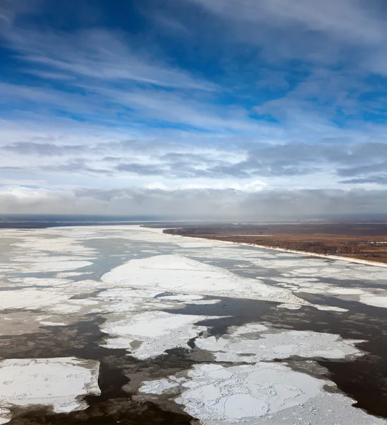 Great river with floating ice floes — Stock Photo, Image