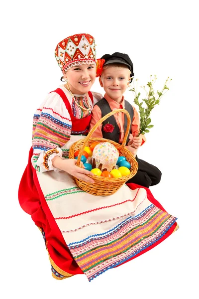 Девушка с пасхальные яйца и праздничный торт — стоковое фото