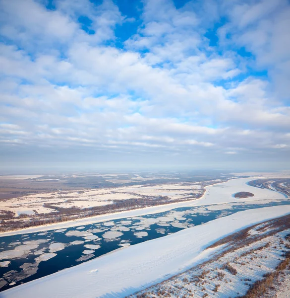 Buz büyük nehirde sürüklenen bahar — Stok fotoğraf